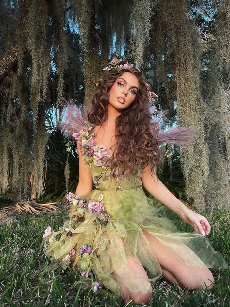 Midsummer Nights Dream Costume, Big Fluffy Curls, Midsummer Nights Dream Aesthetic, Girly Halloween Costumes, Halloween Costumes Fairy, Flower Fairy Costume, Forest Fairy Costume, Midsummer Nights Dream Party, Woodland Fairy Costume