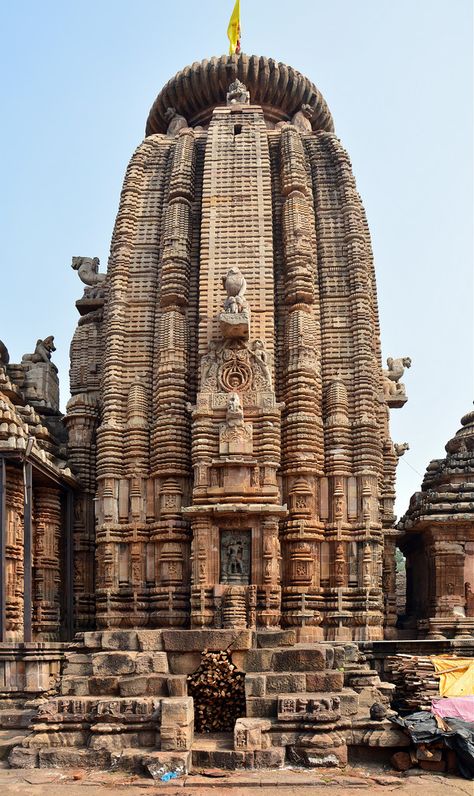 Lingaraj Temple, Vishnu Temple, Jagannath Temple Puri, Temple India, India Travel Places, Indian Temple Architecture, India Architecture, Hindu Temples, Ancient Indian Architecture