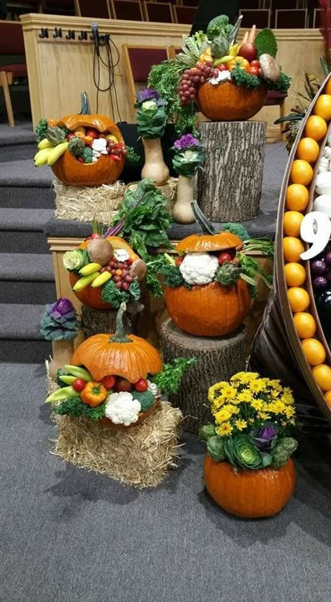 Свято жнив Fall Church Decorations, Thanksgiving Church Decorations, Church Harvest Festival, Harvest Festival Decorations, Diy Thanksgiving Crafts, Pumpkin Arrangements, Thanksgiving Decorations Diy, Halloween Flowers, Fruit Arrangements