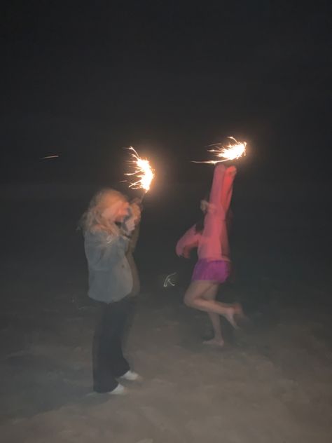 Sparkler Photoshoot Friends, Asthetic Picture Beach Friends, Sparkler Pictures Friends, Faceless Group Aesthetic, Photoshoot With Sparklers, Star Friend Aesthetic, Party Asthetic Picture, Camping Birthday Party Aesthetic, Comfy Core Aesthetic