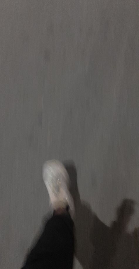 #night #nightwalks #aesthetic #blur Poses Night, Aesthetic Mirror Selfie, Aesthetic Mirror, Night Walk, Mirror Selfie Poses, Night Aesthetic, Selfie Poses, Blur, Walking