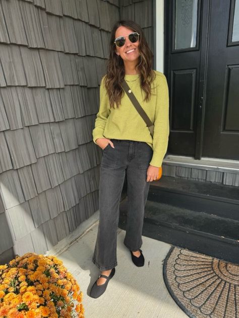 Lime Green Jumper Outfit, Green Color Palette Outfit, Kelly Green Sweater Outfit, Black Jeans Casual Outfit, Lime Green Sweater Outfit, Lime Green Top Outfit, Jeans And Flats Outfit, Accessorized Outfits, Green Jumper Outfit