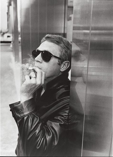 image Bullitt Movie, William Claxton, Steve Mcqueen Style, Klasik Hollywood, Steve Mc, Ray Ban Wayfarer, Ray Ban Aviator, Steve Mcqueen, Good Looking Men