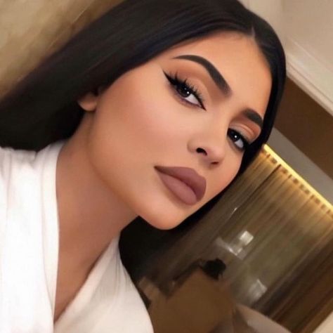 squad dolls on Instagram: "Lowkey my fav pic of kylie 😍🤷‍♀️" King Kylie Makeup, Kylie Kardashian Makeup, Insta Baddie Makeup, Kylie Jenner Makeup Look, Maquillaje Kylie Jenner, Bombshell Makeup, Kylie Lipstick, Kardashian Makeup, Kylie Jenner Pictures