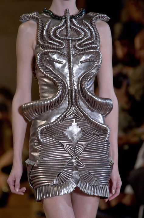 Iris Van Herpen’s 2012-2013 Fall-Winter collection Metal In Fashion, Silver Chain Top, Shape In Fashion, Futuristic Textiles, Space Couture, Metallics Fashion, Futuristic Sculpture, Textured Fashion, Yiqing Yin