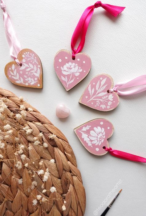 Hand Painted Heart Ornaments Pink Floral Wood Ornaments - Etsy Bulgaria Hand Painted Valentine Ornaments, Wood Heart Ornaments, Painted Heart Ornaments, Valentines Ornaments, Valentine Ornaments, Clay Idea, Christmas Fair Ideas, Floral Crafts, Pink Christmas Ornaments