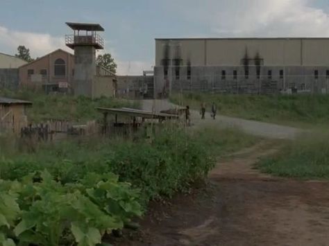 Embedded image Twd The Prison, Twd Season 3 Aesthetic, Twd Season 4 Aesthetic, The Prison Twd, Twd Prison Aesthetic, Twd Scenery, Twd Shifting Visuals, Twd Prison, Walker Twd