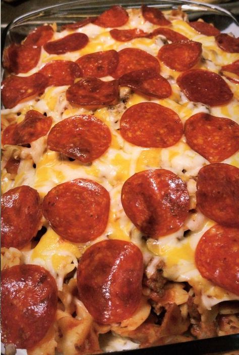 Pepperoni Pizza Casserole, Pizza Pasta Casserole, Pizza Pasta Bake, Pepperoni Recipes, Pizza And Pasta, Cooking Pizza, Pizza Casserole, Pasta Casserole, Baked Spaghetti