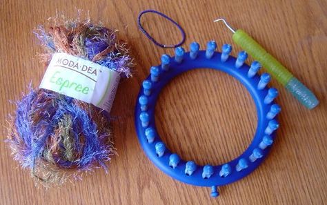 Kids Cats & Knitted Hats: Lets Make a Scrunchie! Loom Knitting For Beginners, Round Loom Knitting, Circle Loom, Loom Board, Loom Knitting Tutorial, Circular Loom, Loom Knitting Stitches, Loom Crochet, Butterfly Stitches