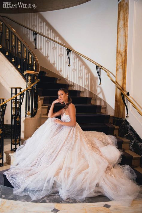 Sitting Bridal Poses, Grand Staircase Photoshoot, Bride On Staircase, Stairs Wedding Photos, Bride Sitting Poses, Stairs Photo Ideas, Royalty Photoshoot, Staircase Photoshoot, Wedding Stairs