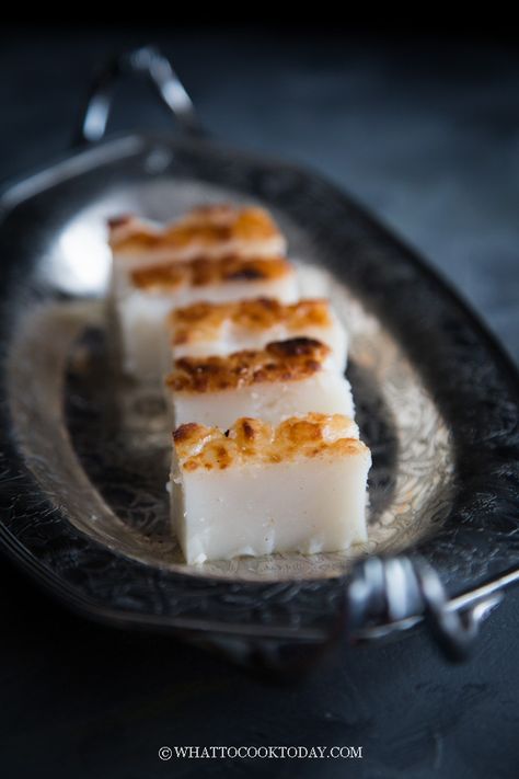 Bingka Tepung Beras (Baked Rice Flour Coconut Cake). This naturally gluten-free, dairy-free, vegan bingka beras is so soft, lightly bouncy and rich in flavor is a must to try and easy to make. A favorite by many in Southeast Asia. Rice Flour Cake, Dairy Free Cake Recipe, Rice Flour Recipes, Kuih Lapis, Cake Coconut, Asian Cake, Recipe Rice, Mochi Cake, Dairy Free Snacks