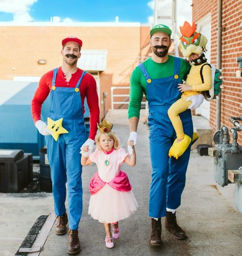 Unique Couples Halloween Costume Ideas, Partner Costumes, Angel Dress Up, Couple Halloween Costume, Luigi Costume, Punny Halloween Costumes, Mario Y Luigi, Mario E Luigi, Unique Couple Halloween Costumes