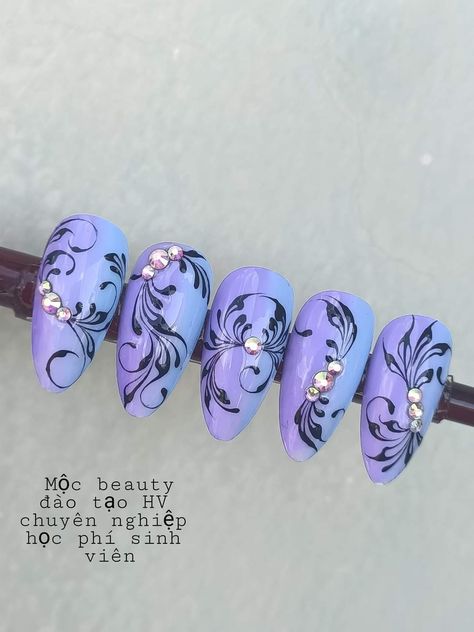 Summer Art Ideas, Monogram Nails, Nail Polish Art Designs, Swirl Nail Art, Fast Nail, Beach Nail Designs, Fruit Nail Art, Line Nail Art, Fourth Of July Nails