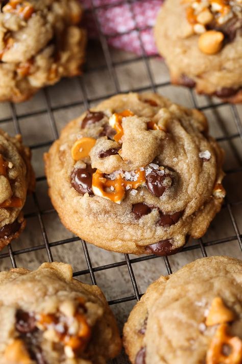 Sea Salt Butterscotch Pretzel Cookies | Cookies and Cups Pretzel Chocolate, Pretzel Cookies, Slow Cooker Desserts, Thanksgiving Cookies, Browned Butter, Think Food, Halloween Desserts, Easy Cookie Recipes, Fall Desserts