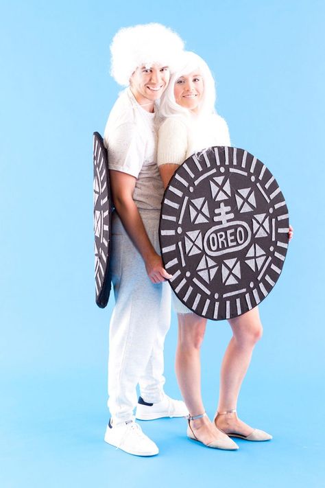 double stuff oreo couples costume Cookie Costume Diy, Oreo Costume, Diy Halloween Couples, Last Minute Couples Costumes, Cookie Costume, Diy Couples Costumes, Best Couples Costumes, Halloween Couples, Trio Halloween Costumes