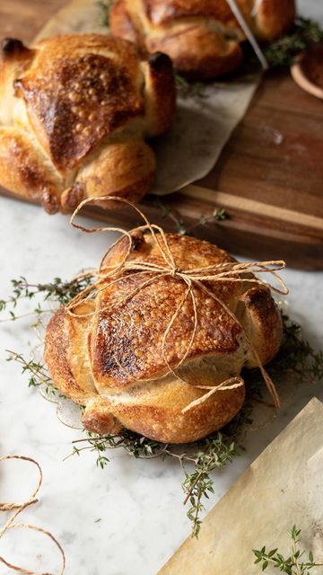 Sourdough Turkey Shape, Sourdough Rolls Thanksgiving, Sourdough Turkey Rolls, Turkey Sourdough, Sourdough Bread Shaped Like A Turkey, Turkey Shaped Rolls Thanksgiving, Sourdough Rolls For Thanksgiving, Turkey Sourdough Loaf, Sourdough Turkey