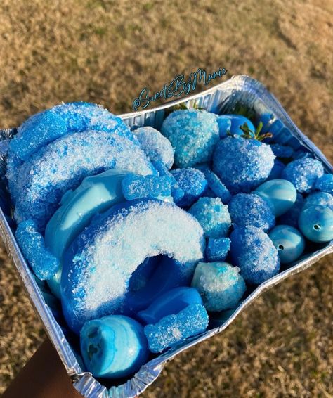 𝒮𝓌ℯℯ𝓉𝓈ℬ𝓎ℳ𝒶𝓇𝒾ℯ🍓 on Instagram: “Blue Candied Fruit Platter😋. •Candy Strawberries •Candy Grapes •Candy Pineapples #candyplatters #candiedstrawberries #crackgrapes…” Blue Candy Grapes, Candied Fruit Tray Recipe, Candy Fruit Ideas, Candy Treats Ideas, Candied Fruit Tray Ideas, How To Make Candied Fruit, Candied Fruit Recipes How To Make, Candied Fruit Tray, Candy Grapes Recipes