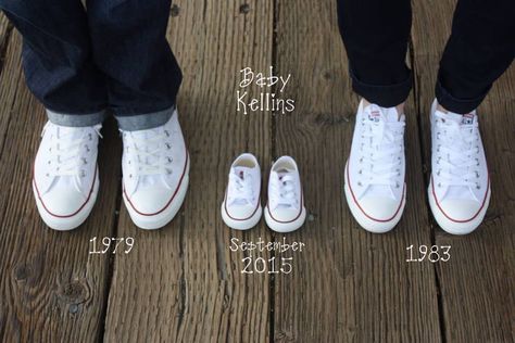 Birth announcement with converse Converse Baby Announcement, Pregnancy Announcement Shoes, Baby Announcement Shoes, Vom Avea Un Copil, Fall Baby Announcement, Baby Announcement Photoshoot, Fun Baby Announcement, Pregnancy Photos Couples, Baby Announcement Pictures