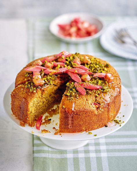 Rhubarb and pistachio syrup cake - delicious. magazine Rhubarb Rhubarb, Pistachio Syrup, Roasted Rhubarb, Rhubarb Syrup, Syrup Cake, Pistachio Recipes, Hosting Ideas, Cake Delicious, Rhubarb Cake