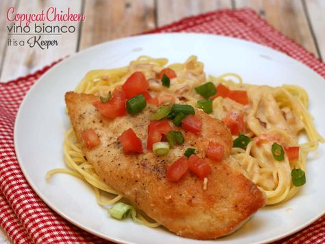 Copycat Chicken Vino Bianco - this restaurant quality recipe is super easy to make at home Chicken Scampi Recipe, Making Chicken, Family Friendly Recipes, Quick And Easy Dinner, Star Food, Italian Chicken, Winner Winner Chicken Dinner, Fun Easy Recipes, Copycat Recipe