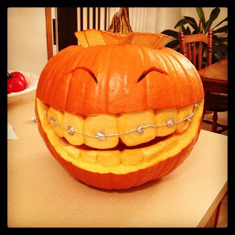 Cool Jack-o'-Lanterns; link has popups, but I love this pic. Cute Pumpkin Carving, Pumkin Carving, Pumpkin Carving Contest, Creative Pumpkin Carving, Amazing Pumpkin Carving, Easy Pumpkin Carving, Pumpkin Carving Designs, Halloween Memes, Pumpkin Carving Ideas