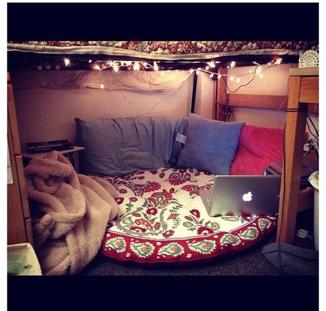 Study nook    Dorm room.   Belmont university. Dream Dorm, Dorm Sweet Dorm, Dorm Inspiration, College Living, Bunk Beds With Stairs, Study Nook, Dorm Living, Dorm Room Inspiration, College Room