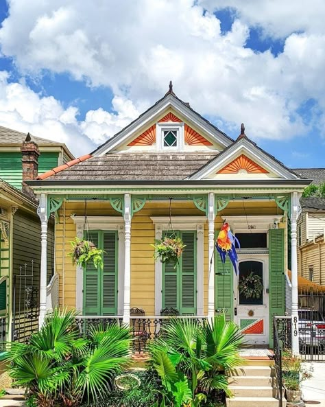 Hippy House Exterior, New Orleans Small House, Eccentric House Exterior, Maximalist Exterior House, Funky House Exterior, Maximalist House Exterior, Eclectic Home Exterior, Hippie House Exterior, New Orleans Bungalow