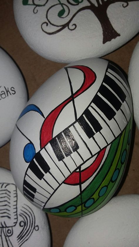 Music Keyboard painted rock- kindness rocks project Music Rock Painting, Music Painted Rocks, Kindness Rocks Project, Festival Paint, Painted Pianos, Painted River Rocks, Rock Around The Clock, Music Camp, Mosaic Rocks