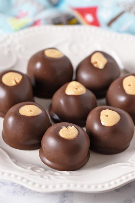 Buckeye Peanut Butter Balls, Buckeye Balls Recipe, Buckeye Recipe, Peanut Butter Balls Easy, Peanut Butter Buckeyes, Buckeyes Recipe, Peanut Butter Balls Recipe, Butter Balls, Peanut Butter Desserts