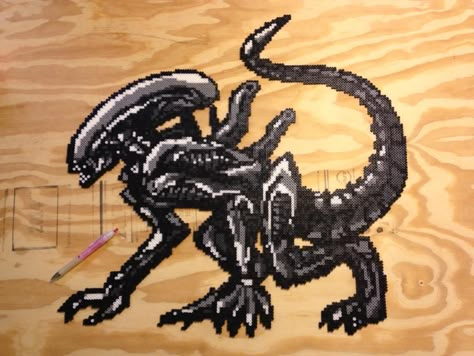 Xenomorph Perler Beads, Xenomorph Pixel Art, Alien Perler Beads, Alien Blanket, Alien Patterns, Melty Bead Patterns, Art Perle, Hama Beads Design, Perler Bead Templates