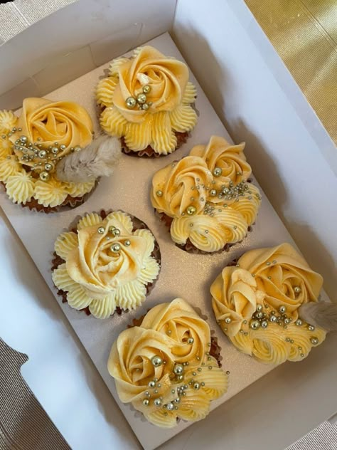 Yellow Decorated Cupcakes, Yellow Cupcakes Decoration, Cupcakes Simple, Bakery Style Cake, Elegant Cupcakes, Yellow Cupcakes, Cupcake Decorating Tips, Cupcake Cake Designs, Elegant Birthday Cakes