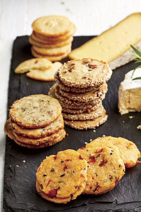 sl-Cheddar Cheese Shortbread Crackers Small Savoury Snacks, Southern Cheese Crackers, Southern Living Christmas Recipes, Christmas Crackers Recipe, Cracker Recipes Homemade, Sweet And Savory Appetizers, Savory Crackers Recipe, Cheddar Shortbread, Homemade Cheese Crackers