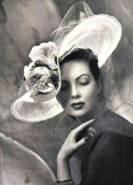 Foto Tips, 50 Style, Pierre Balmain, Wearing A Hat, Jolie Photo, Moda Vintage, Beautiful Hats, 인물 사진, Vintage Glamour