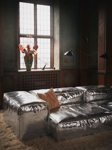 Silver Sofa, Holiday Living Room, Soft Sofa, Silver Surfer, Scandinavian Christmas, Objects Design, Modular Sofa, Sofa Design, Warm Colors