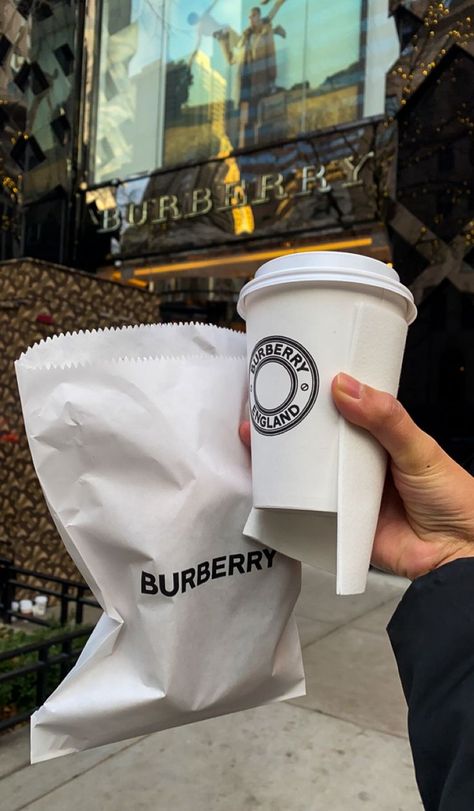 This luxury popup shop by Burberry was opened during Christmas 2021 in Chicago. They gave out a croissant, pain au chocolat, hot chocolate, and coffee. illinois, northern illinois, midwest, chicago, Chicago loop, Chicago downtown, Chicago Illinois, what to do in chicago, where to eat in chicago, visit chicago, food in chicago, future lifestyle, lifestyle changes, world traveler, adventure, luxurious, luxury lifestyle, london, fashion brands Chicago Coffee Shops, London Coffee Shop, Chicago Coffee, Chicago Downtown, Chicago Aesthetic, Chicago Loop, Popup Shop, Chocolate And Coffee, Unique Cafe