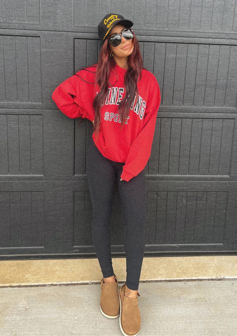 Red Sweatshirt Outfit Winter, Big Sweatshirt Outfit, Crewneck Outfit Women, Red Crewneck Outfit, Christmas Sweatshirt Outfit, Red Sweatpants Outfit, Red Sweatshirt Outfit, Comfy Christmas Outfits, Cute Cold Weather Outfits