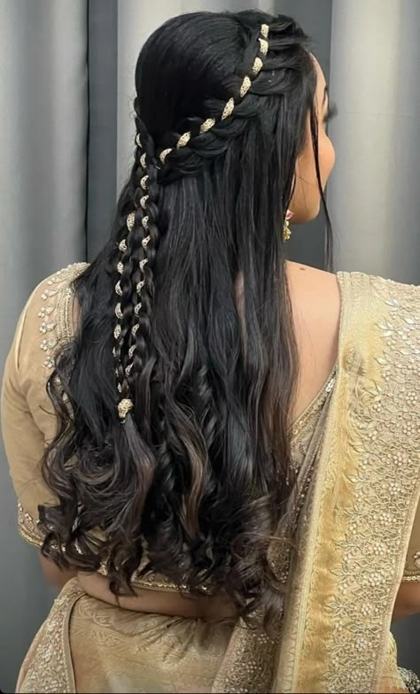 Sadi Hearstyle, Garba Hairstyles Indian Bride, Hairstyle For Dandiya, Navratri Hear Style, Garba Hairstyles Open Hair, Lace Hairstyles Indian, Navratri Special Hairstyle Open Hair, Karva Chauth Hairstyles Women, Sangeet Bride Hairstyle