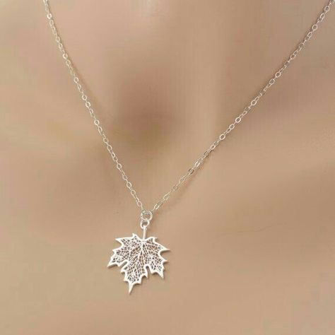 Feminine Necklace Aesthetic, Silver Necklace Designs For Women, Silver Pendant Necklace Simple, Grad Jewelry, Maple Leaf Necklace, Female Rings, خواتم خطوبة, Anting Manik, Necklaces Ideas