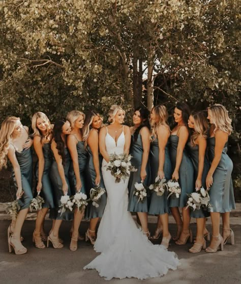 Bridal Parties Colors, Bridesmaid Colors, Bridesmaids Bouquets, Dream Wedding Ideas Dresses, Future Wedding Plans, Wedding Theme Colors, Bridesmaid Dress Colors, Cute Wedding Ideas, Bridesmaids And Groomsmen