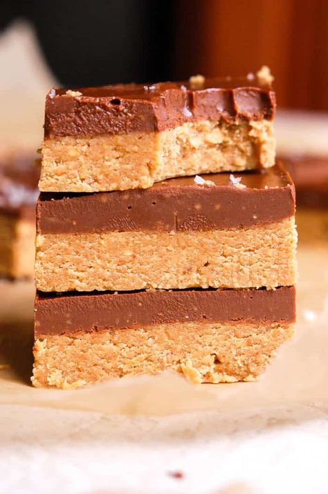 These no-bake chocolate peanut butter bars are a super easy and healthy dessert made from four gluten-free and vegan simple ingredients like peanut butter, oatmeal, maple syrup, and chocolate chips. They taste like a Reese's peanut butter cup but made healthier! #food #dessert #chocolate #peanutbutter #glutenfree #vegan No Bake Peanut Butter Bars, Chocolate Peanut Butter Bars, Peanut Butter Bars Recipe, Chocolate Peanut Butter Recipes, Peanut Butter Banana Bread, No Bake Peanut Butter, Peanut Butter Chocolate Bars, Dairy Free Chocolate Chips, Healthy Vegan Desserts