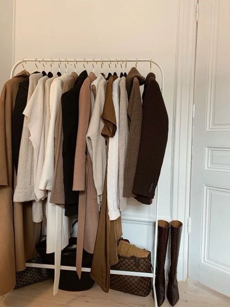 𝓮𝓿𝓪𝓷🌟 on Twitter Cream Aesthetic, Beige Aesthetic, Light Academia, Brown Aesthetic, The Rack, Mode Inspo, Aesthetic Bedroom, Mode Inspiration, Clothing Rack