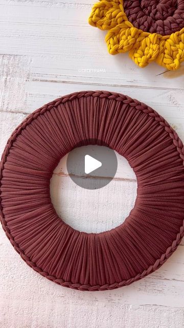 Wreath Making Tutorials, Macrame Rings, Crochet Wreath, Cardboard Crafts Diy, Aloe Vera For Hair, Diy Dollar Store Crafts, Handmade Wreaths, Crochet Handmade, Cardboard Crafts