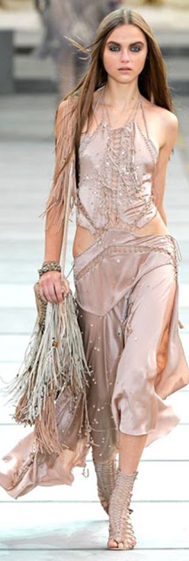 90s Runway, Bohemian Style Clothing, Hipster Outfits, Fashion Sites, Roberto Cavalli, Fashion Week Spring, Milan Fashion Week, Couture Fashion, Boho Outfits