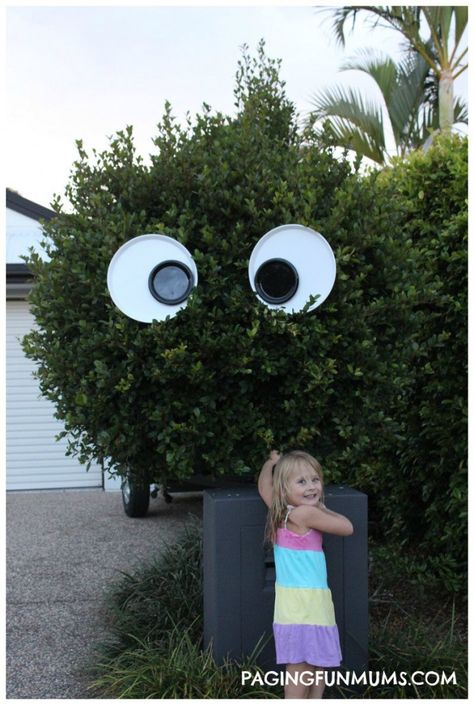 DIY Giant Googly Eyes Tree Eyes Halloween, Halloween Eyes In Bushes, Diy Giant Googly Eyes, Googly Eye Crafts Halloween, Funny April Fools Jokes, Googly Eye Wreath, Giant Googly Eyes, Googly Eye Crafts, Pranks For Kids