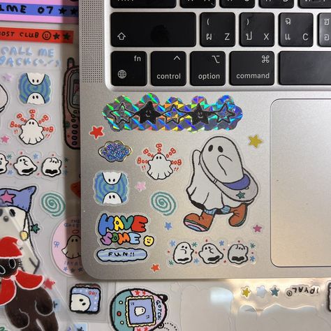 Chromebook Decorations, Stickers On Laptop Aesthetic, Chromebook Aesthetic, Decorated Laptop, Macbook Case Stickers, Ipad Case Stickers, Laptop Decoration, Laptop Case Stickers, Cute Laptop Stickers