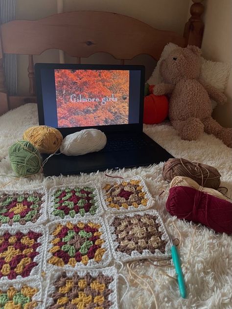 Crochet Autumn Aesthetic, Cozy Crochet Aesthetic, Crochet Apartment Decor, Downtown Girl Crochet, Gilmore Girls Crochet, Crochet Blanket Aesthetic, Autumn Crochet Ideas, Crochet Projects Aesthetic, Crocheted Blanket Patterns