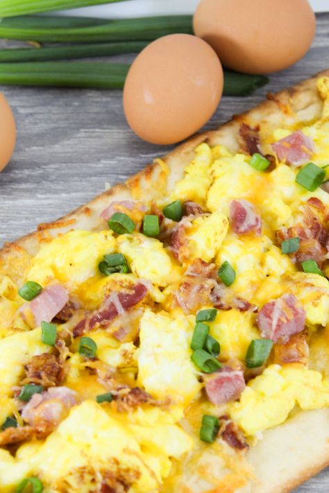 Breakfast, Lunch, or Dinner? Scrambled Egg Flatbread Pizza is the Ideal Meal! Lavash Bread Breakfast Pizza, Flatbread Breakfast Pizza, Egg Flatbread, Breakfast Flatbread Pizza, Flatbread Breakfast, Breakfast Flatbread, Lavash Flatbread, Crispy Flatbread, Egg Pizza