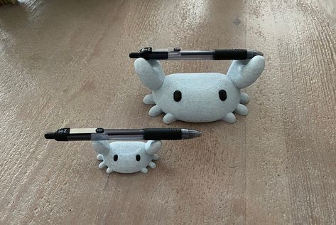 "Tired of forgetting where you put your pen? 3D printed Abby the crab will hold it for you! Perfect for putting a clean pen at the receptionist desk or for just a convenient place for you to place your pen when you are finished using it. Will also work for any object that would fit between her claws such as glasses, tablet pens, crochet needles, etc.. **NEW OPTION! Introducing Crabby Abby Mini! Smaller design that doesn't take up much room. ** Made to order and ships in a week. Printed in \"silk Clay Unique Ideas, Cute 3d Printed Things, Pen Holder Diy Clay, Kiln Fired Clay Projects, Clay Products Ideas, Slab Ceramics Projects, 3d Printing Ideas Cute, 3d Printing Pen Ideas, Clay Pen Holder Diy