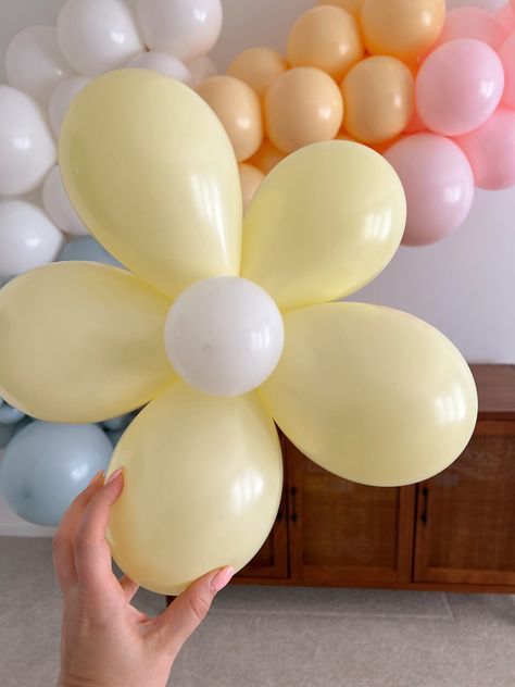 How to Make a Balloon Flower- Balloon Daisy DIY - traditionallycozy.com Diy Daisy Balloon Garland, Balloon Daisy Diy, Diy Daisy Birthday Decor, Flower Ballons Ideas, How To Make Flowers Out Of Balloons, Diy Flower Balloons, Ballon Flower Tutorial, Flower Bday Party Ideas, How To Make Flower Balloons