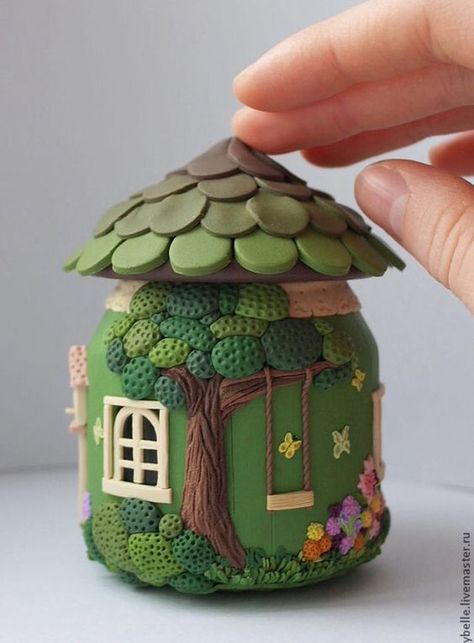 polymer clay - fimo - jar fairy house 7 Polymer Clay Kunst, Crea Fimo, Clay Fairy House, Polymer Clay Fairy, Clay Jar, Clay Fairies, Clay Houses, Tanah Liat, Miniature Projects